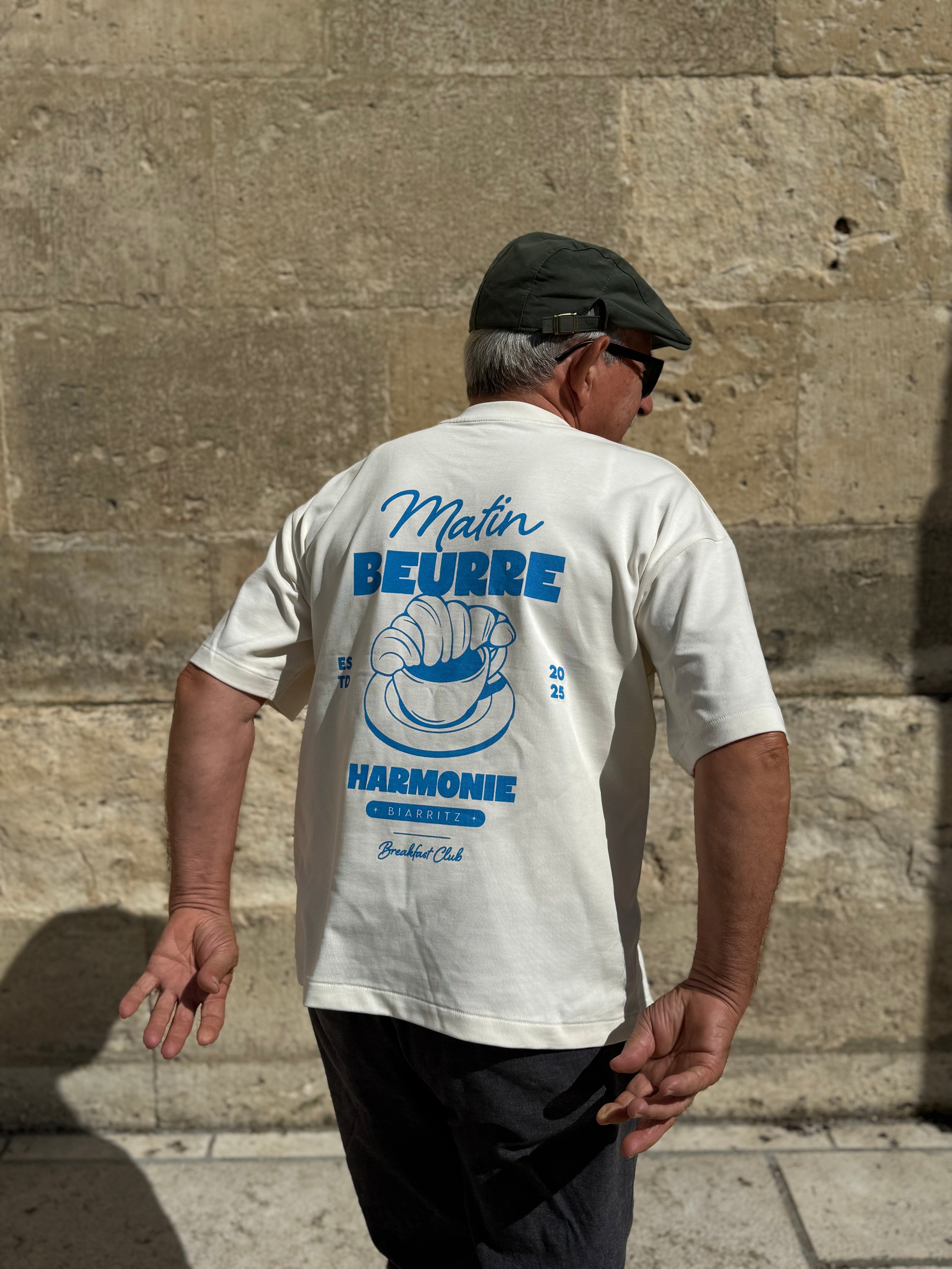 HARMONIE signe le tee-shirt Matin Beurre : un vêtement inspiré de la douceur des matins tranquilles, qui associe confort premium et design audacieux. Parfait pour un look décontracté et tendance.