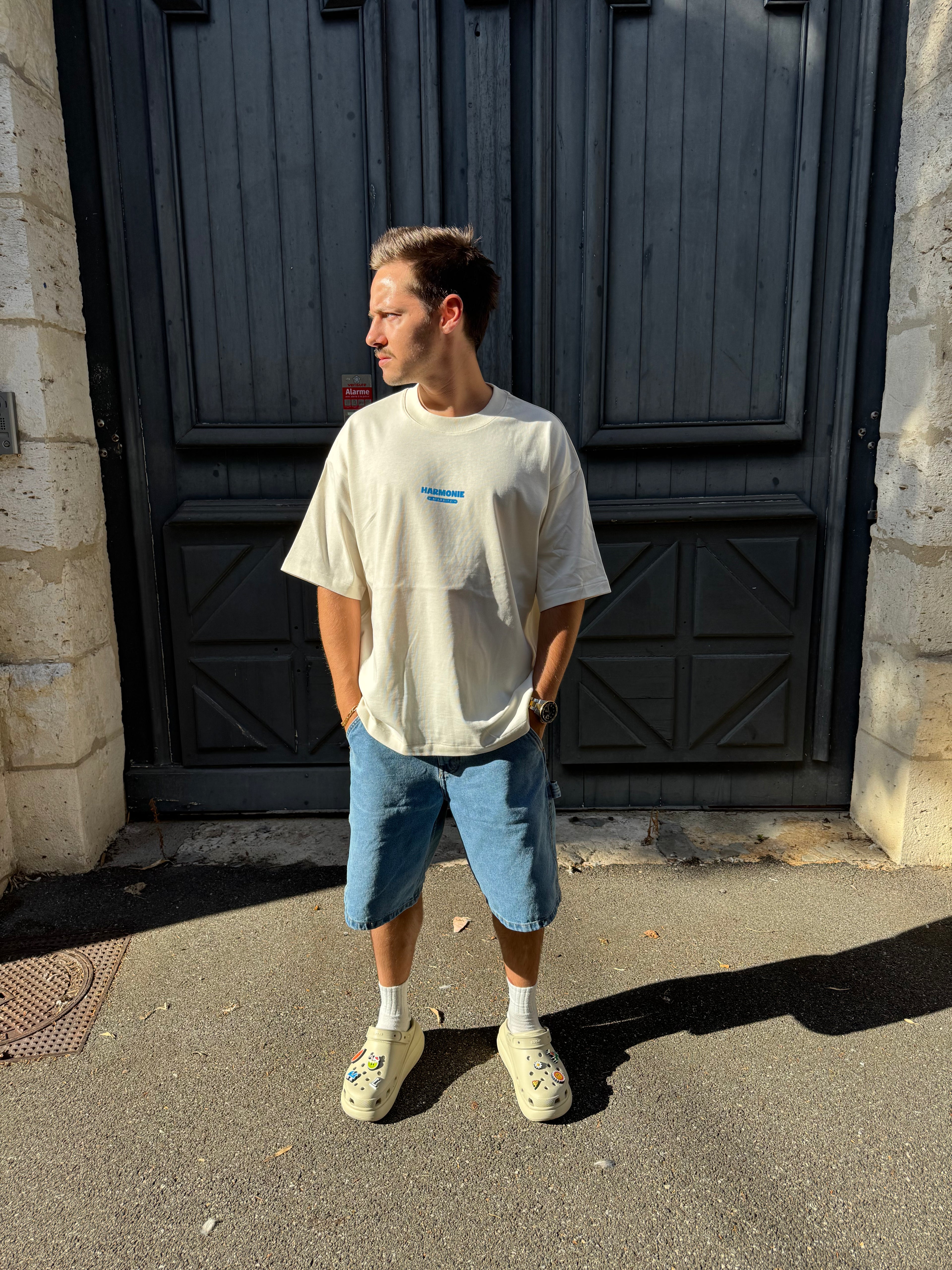 HARMONIE Matin Beurre : un tee-shirt premium à la coupe moderne et au design minimaliste. Facile à associer, il apporte confort et authenticité à toutes vos tenues streetwear.