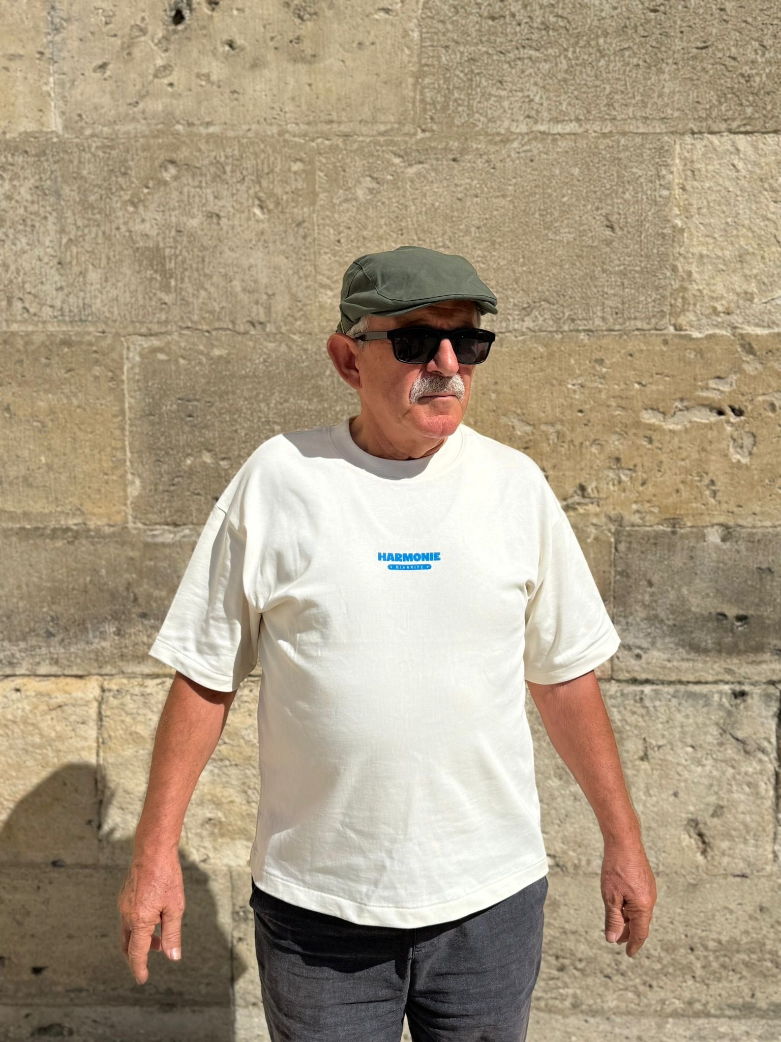 Avec le tee-shirt HARMONIE Matin Beurre, adoptez un style casual et élégant. Sa coupe ajustée et son design minimaliste en font une pièce intemporelle, idéale pour toutes vos tenues du quotidien.”