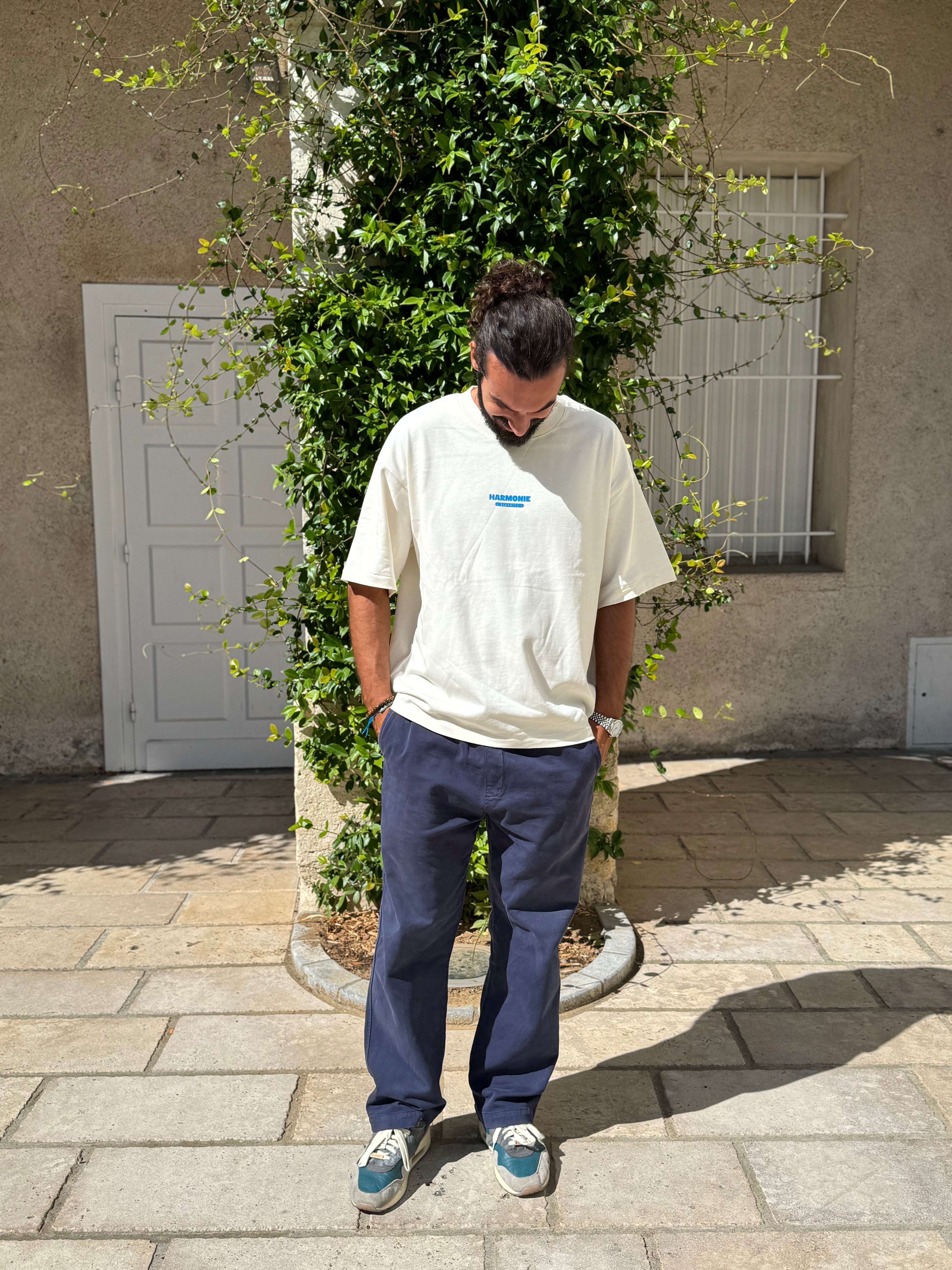 Le tee-shirt HARMONIE Matin Beurre est conçu pour ceux qui recherchent authenticité et qualité. Simple, moderne et polyvalent, il s’impose comme un basique indispensable du dressing streetwear.