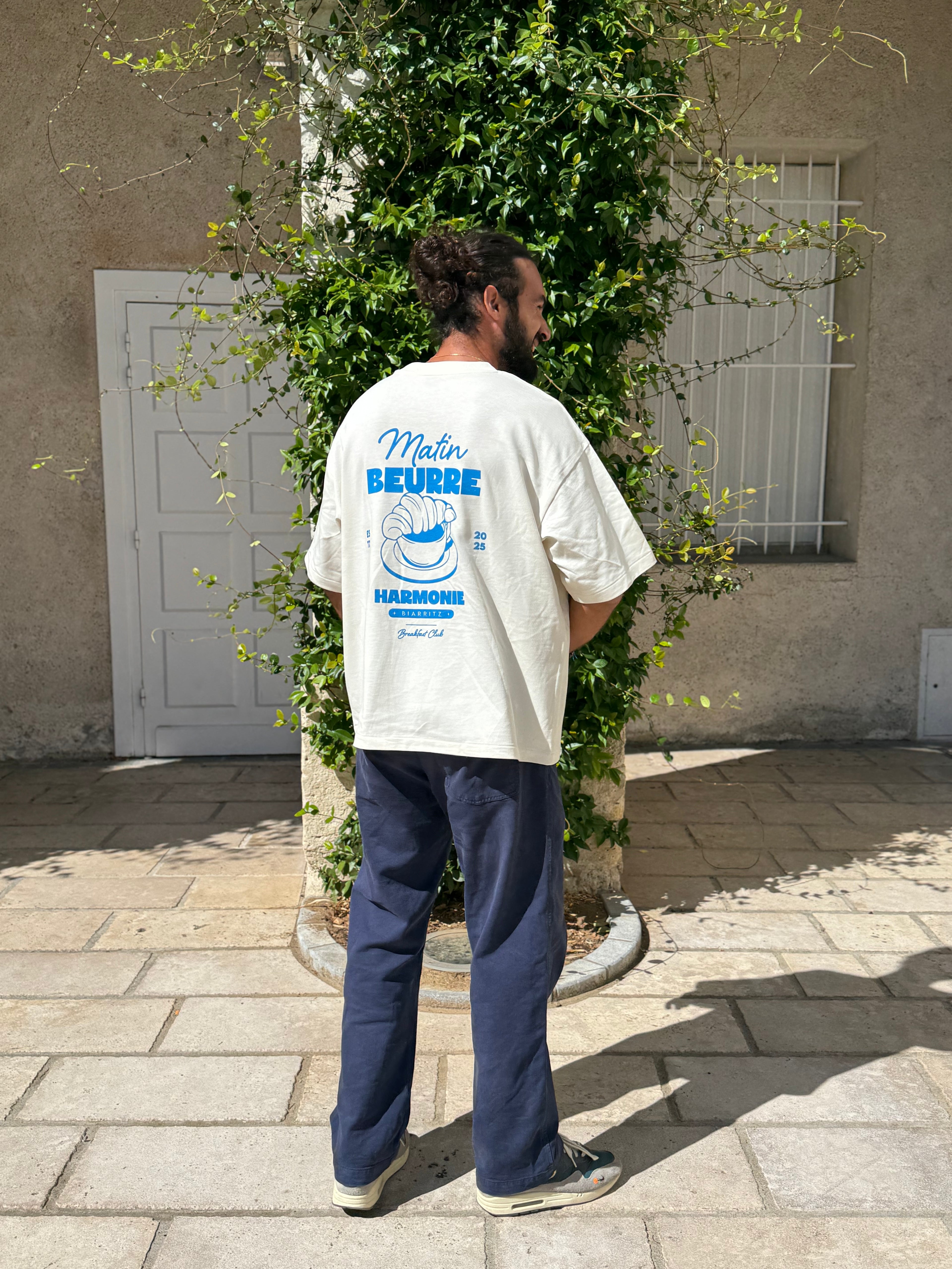 Exprimez votre style avec le tee-shirt HARMONIE Matin Beurre : une pièce unique qui incarne la simplicité, l’audace et l’esprit convivial de la marque. Idéal pour un look urbain et confortable.